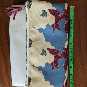 Reversible floral clutch